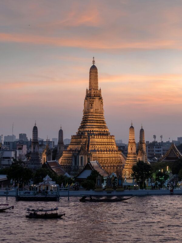 explore-bangkok-with-private-transfers-and-taxis-pexels-o-darny-17746130